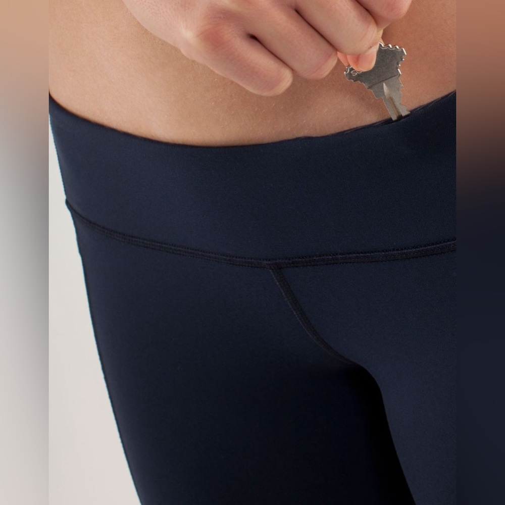 SOLD Lululemon Power Up Crop in Inkwell Size 6 - Picture 4 of 10